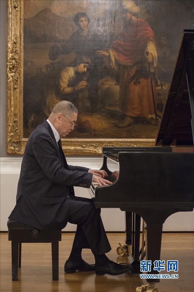 8月13日晚，在克罗地亚首都萨格勒布，中国钢琴大师刘诗昆在“卡尔洛瓦茨国际钢琴节”上演奏。